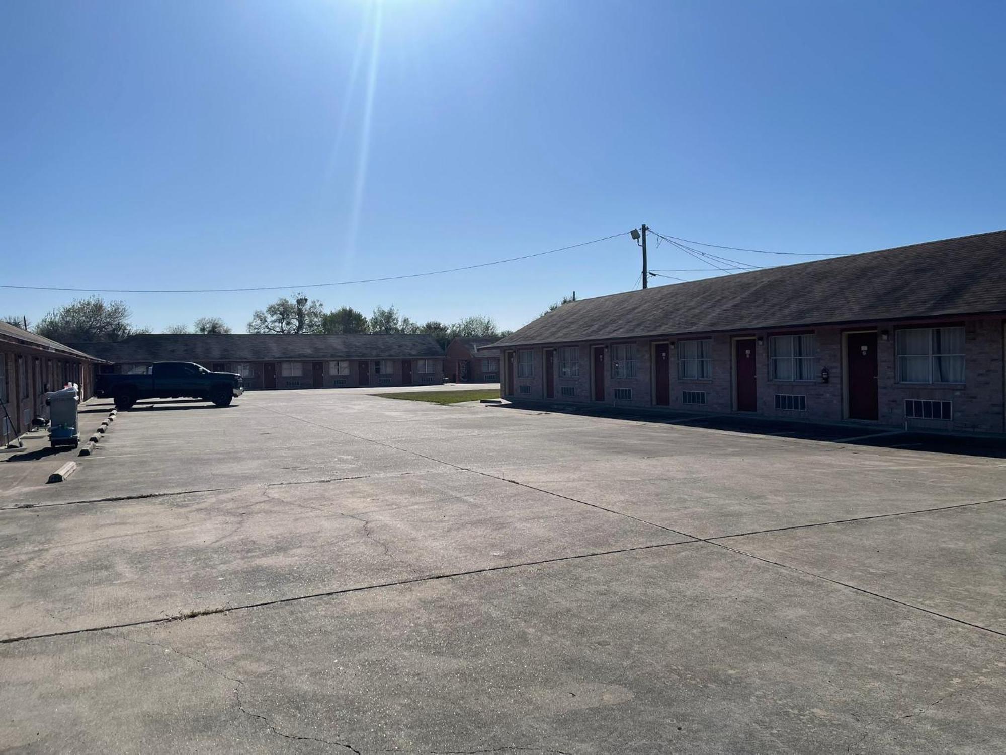 Lakeside Inn & Suites By Oyo Mathis I 37 Exterior photo