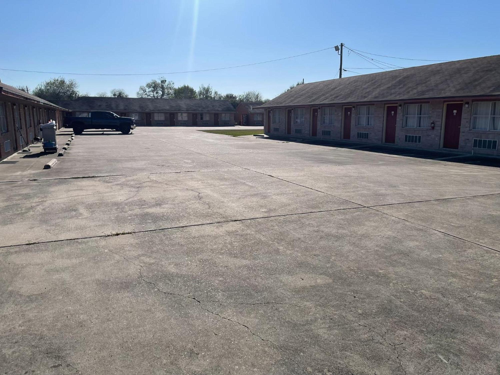 Lakeside Inn & Suites By Oyo Mathis I 37 Exterior photo