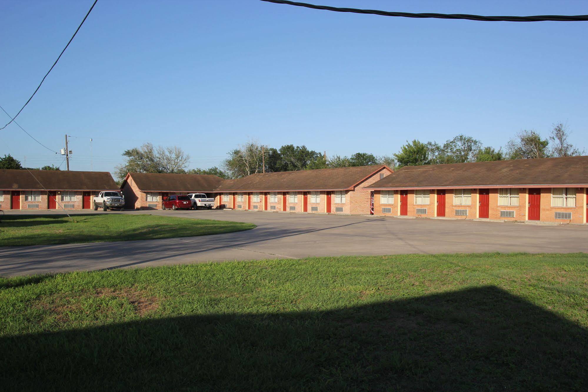 Lakeside Inn & Suites By Oyo Mathis I 37 Exterior photo